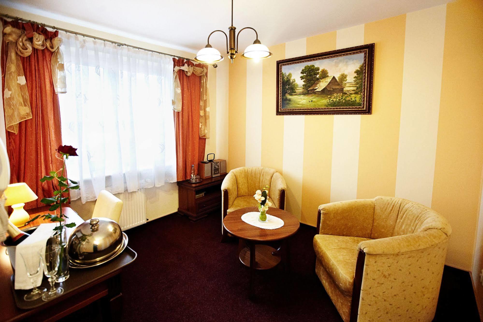 Hotel Dukat Бяла-Подляска Экстерьер фото